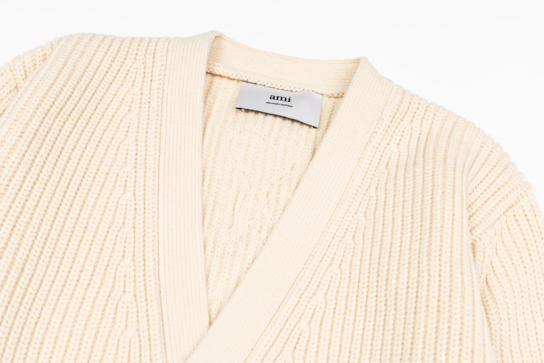Ami knitted love stripe contrasting color V-neck knitted cardigan (apricot color). The original version was purchased for 2,759 and developed. The fabric is made of alpaca wool to maintain a stable shape. The car lines are uniform and firm, and the details are exquisitely processed, reflecting the brand's strict control of quality. The overall design is simple and elegant, suitable for various occasions. Whether it is business or leisure, it can show an elegant and decent style. The overall wiring is straight and delicate, the fabric is comfortable and soft, and the color is consistent without color difference. It can be matched with the Same Style to create a fashionable look and control various occasions. Customized accessories, complete with three standards, the Same Style for men and women. Size:S-M-L-XL